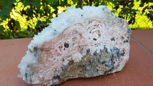 La Fenice Indaco Rodocrosite grezza con quarzo pezzo collezione 25 cm