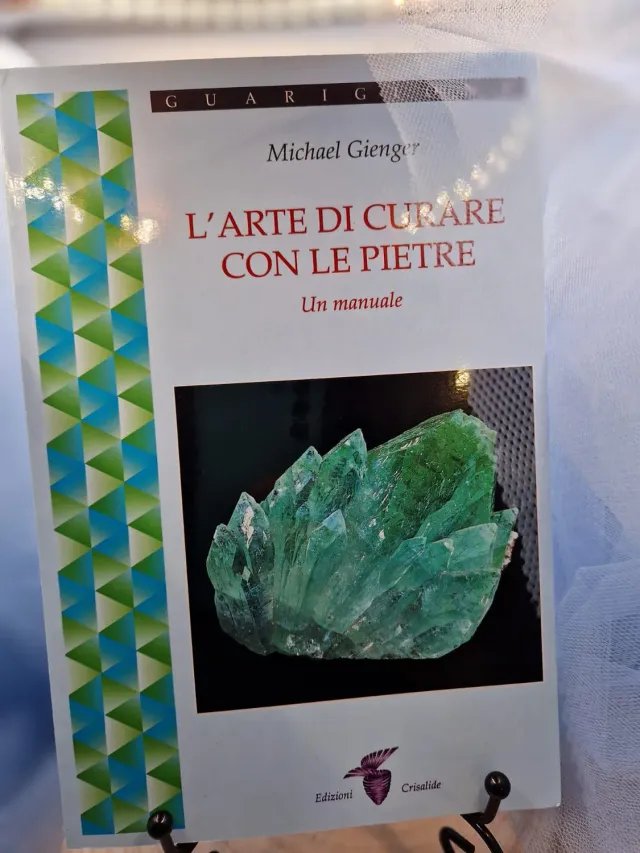 La Fenice Indaco L'arte di curare con le pietre libro Gienger